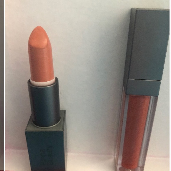 New lipstick/gloss/pencil -Lisa Rinna Beauty - Picture 3 of 8